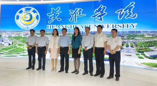 中華職業(yè)教育社理事長(zhǎng)陳昌智、河南省副省長(zhǎng)霍金花一行參觀展廳